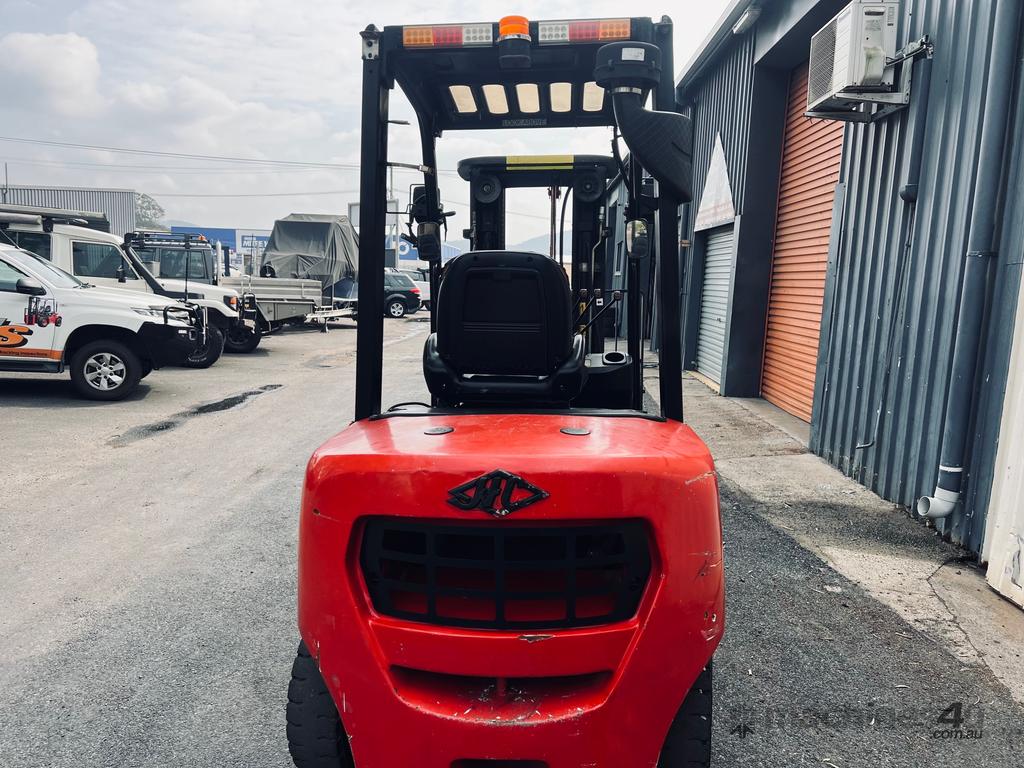 Used Low Hour 3000kg Diesel Forklift 